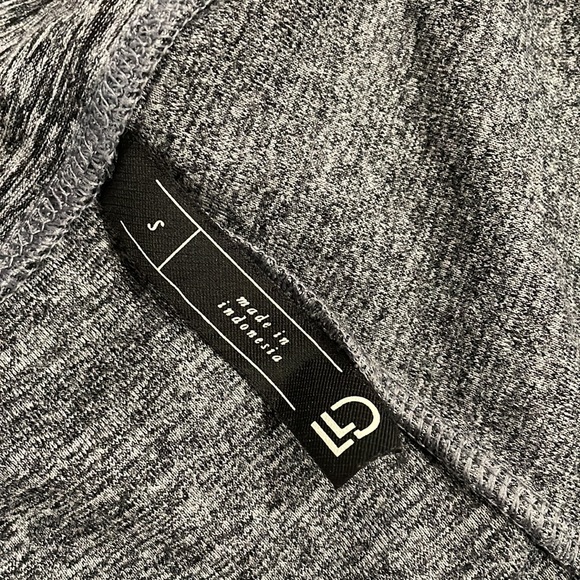 Women’s Gray Crop Leggings - Picture 3 of 6